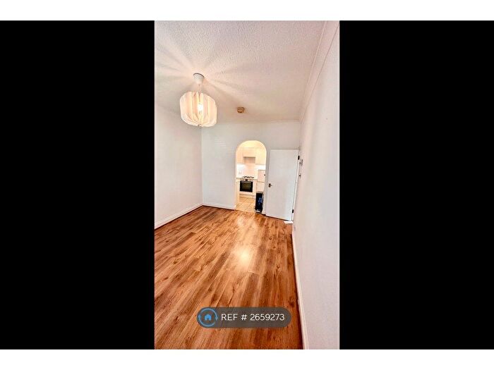 1 Bedroom Flat To Rent In Phoenix Place, Staines-Upon-Thames, TW18