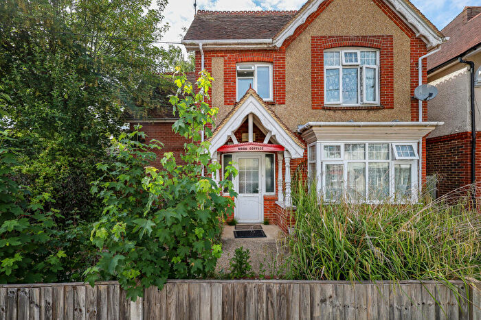4 Bedroom Detached House For Sale In Western Road, Liss, Hampshire, GU33