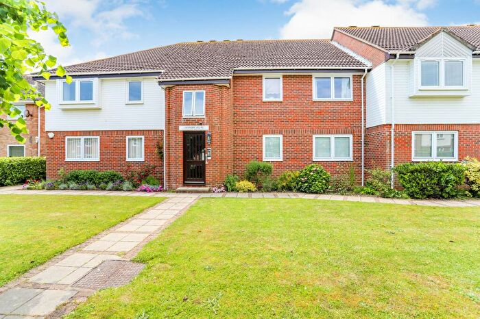 2 Bedroom Flat To Rent In Waterford Road, Highcliffe, Dorset., BH23