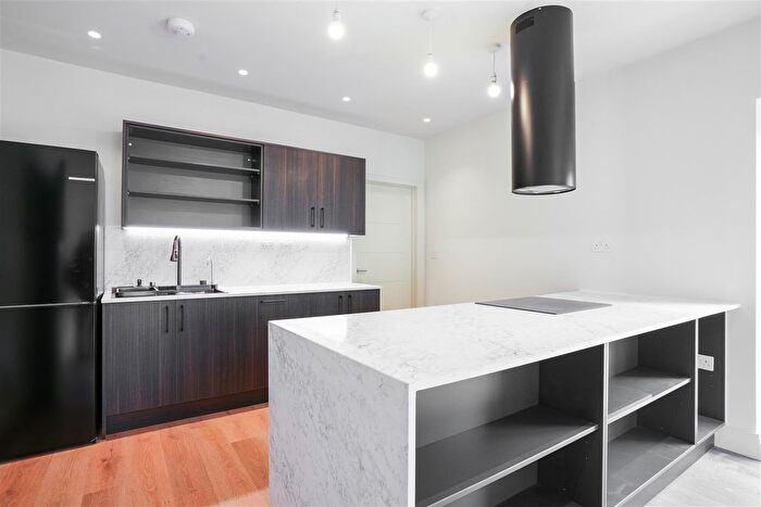 2 Bedroom Flat To Rent In Bredhurst Close, London, SE20