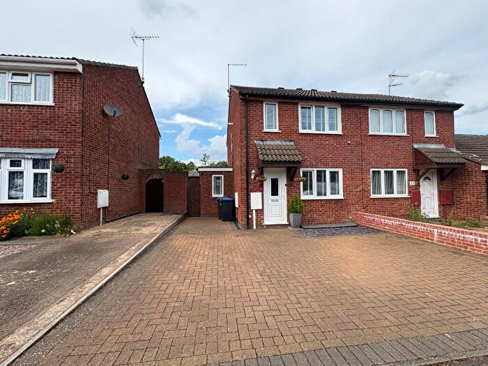3 Bedroom Semi-Detached House For Sale In Balliol Road Stefen Hill Daventry, NN11