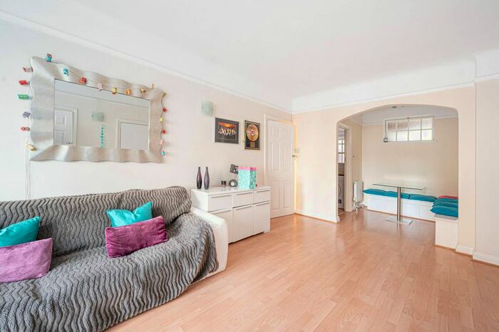 1 Bedroom Flat To Rent In Mortimer Crescent, St John's Wood, London, NW6