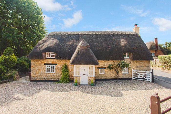 2 Bedroom Cottage For Sale In Faringdon Road, Shrivenham, Oxfordshire, SN6