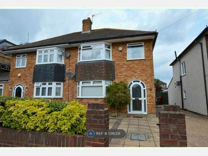 3 Bedroom Semi-Detached House To Rent In Whitton Dene, Whitton TW3