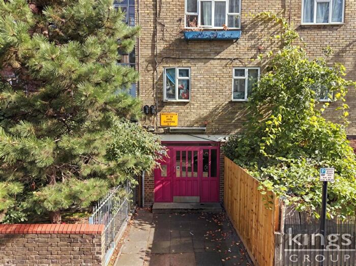3 Bedroom Apartment For Sale In Hale Gardens, London, N17