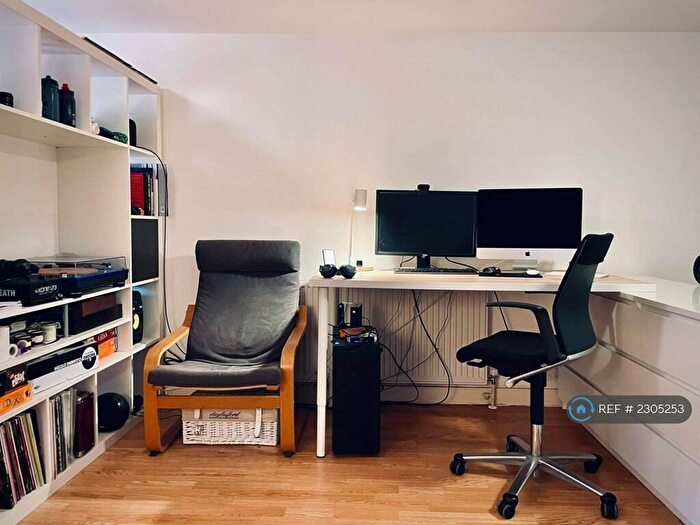Studio To Rent In Cannon Street Road, London, E1