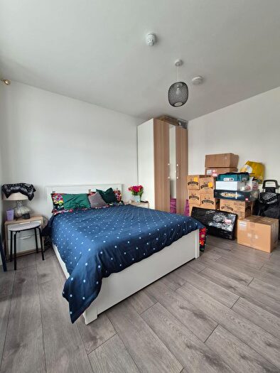Studio To Rent In North Circular Road, N13