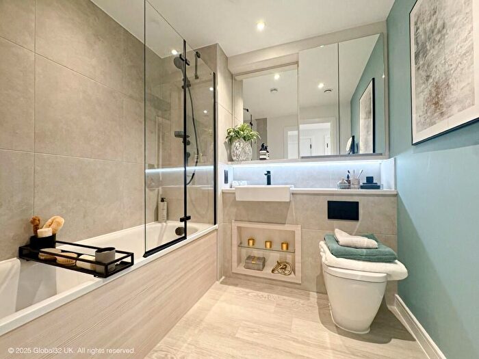 1 Bedroom Flat For Sale In West Parkside, Greenwich, SE10