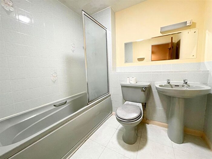 2 Bedroom Flat For Sale In Victoria Avenue, Shanklin, PO37