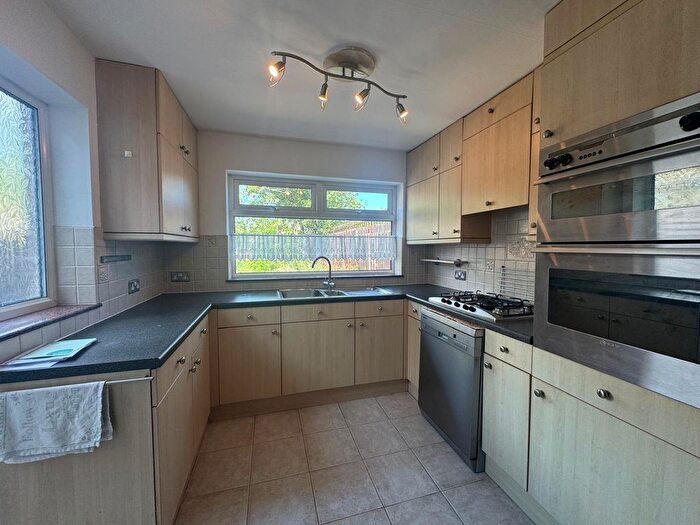 3 Bedroom Semi-Detached House To Rent In Hayes, UB3