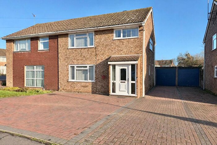 4 Bedroom Semi Detached House For Sale In Underwood Road, Reading, Berkshire, RG30