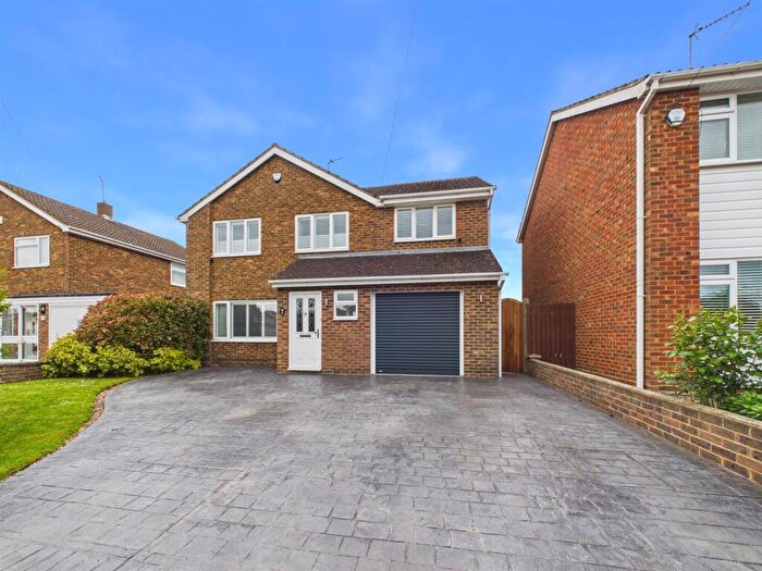 4 Bedroom Detached House For Sale In Studland Close, Bedgrove, Aylesbury, HP21
