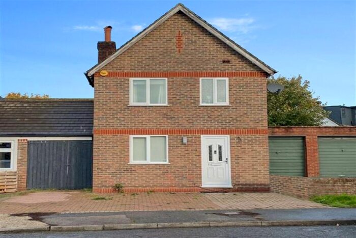 3 Bedroom Semi-Detached House To Rent In Hardy Close, Horsham, RH12