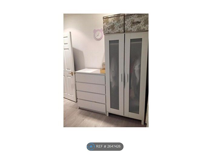 2 Bedroom Flat To Rent In Trade Tower, London, SW11