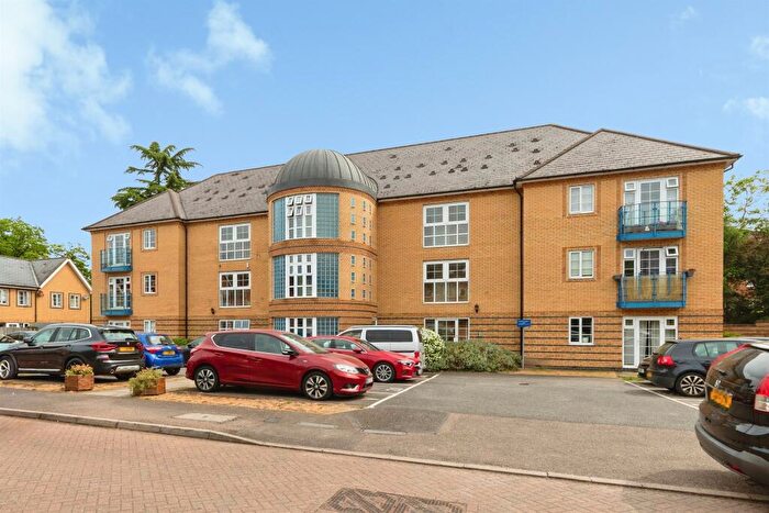 2 Bedroom Flat For Sale In Newland Gardens, Hertford, SG13