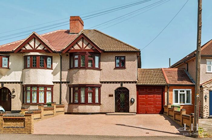 3 Bedroom Semi-Detached House For Sale In North Street, Romford, RM1