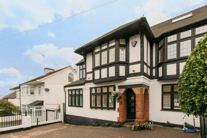 5 Bedroom Semi Detached House For Sale In College Gardens, Chingford, London, E4