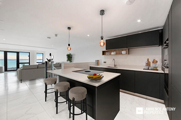 3 Bedroom Apartment For Sale In Grand Parade, Leigh-on-Sea, SS9