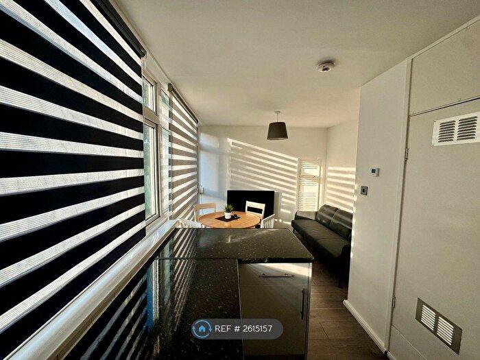 4 Bedroom Maisonette To Rent In Clapham Road, London, SW9