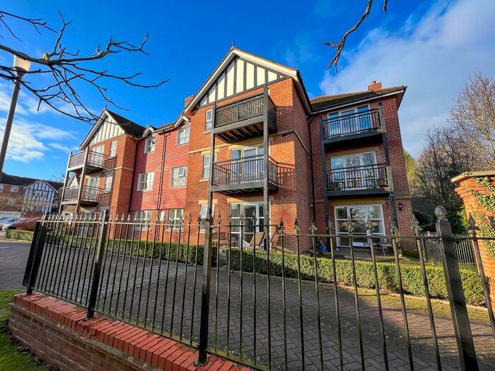 2 Bedroom Flat To Rent In St. Johns Road, East Grinstead, RH19