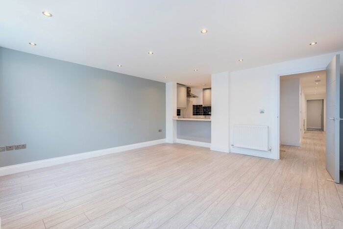 2 Bedroom Flat To Rent In Colney Hatch Lane, London, N10