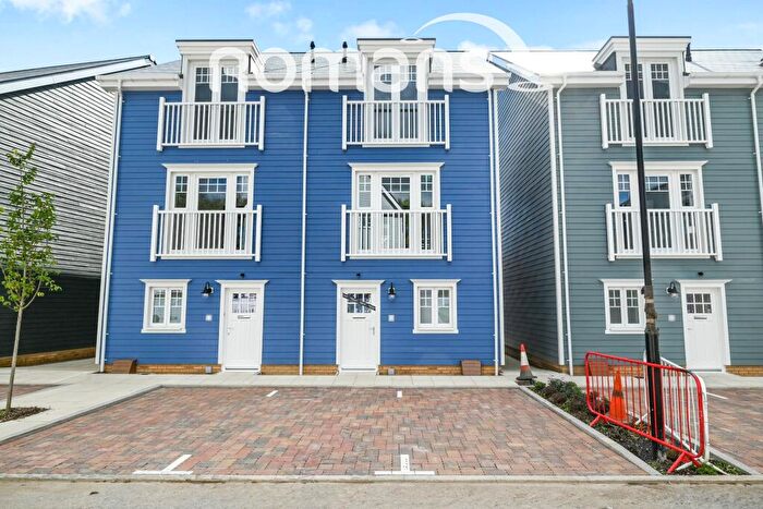 4 Bedroom Semi-Detached House To Rent In Maine Street, RG2