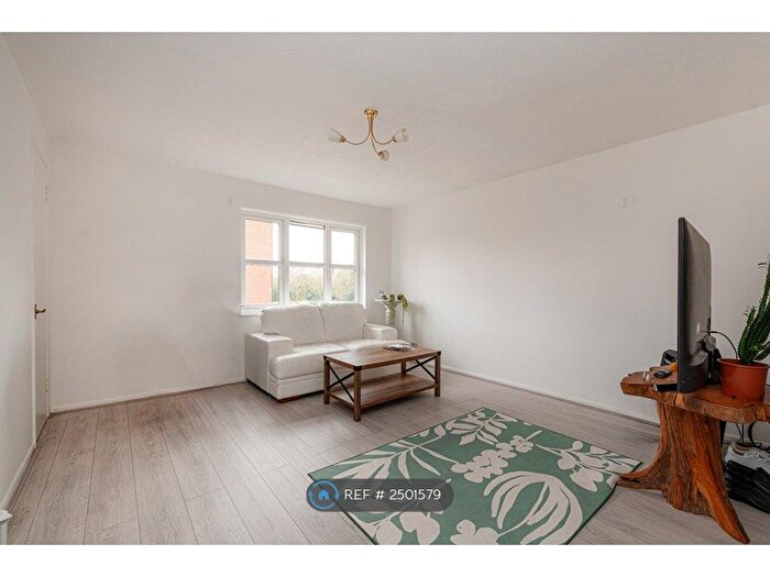 1 Bedroom Maisonette To Rent In Anderson Close, London, W3