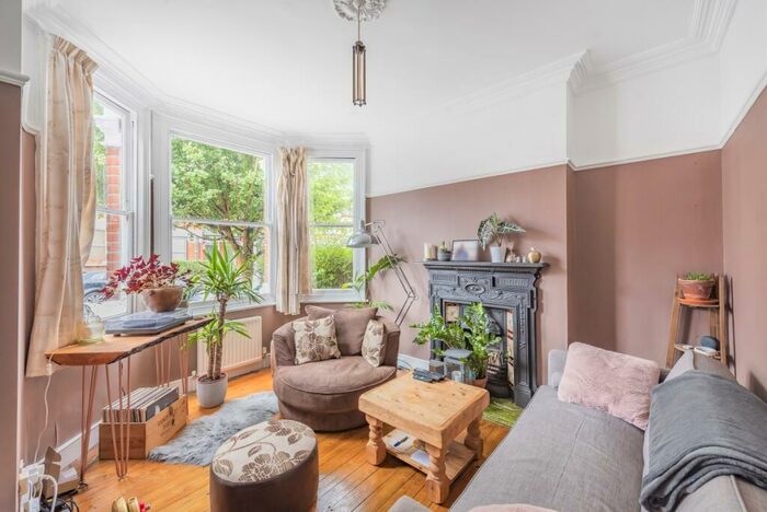 2 Bedroom Flat To Rent In South View Road, London, N8