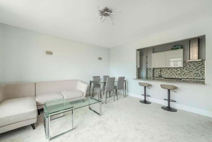 2 Bedroom Flat To Rent In Arundel Gardens, Notting Hill, London, W11