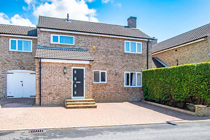 3 Bedroom Detached House For Sale In St Helens Close, Leeds, LS16