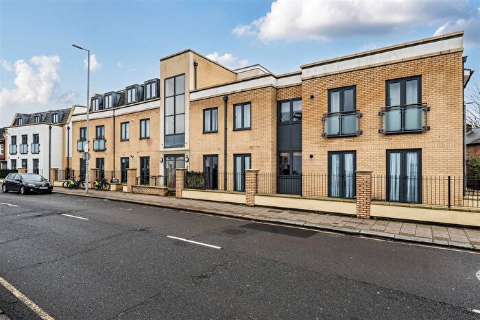 2 Bedroom Flat For Sale In Brighton Road, Surbiton, KT6