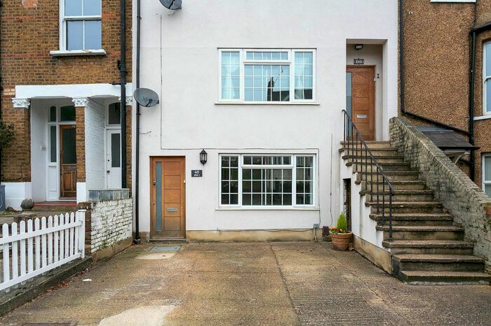 1 Bedroom Maisonette To Rent In Chalk Hill, Watford, Hertfordshire, WD19