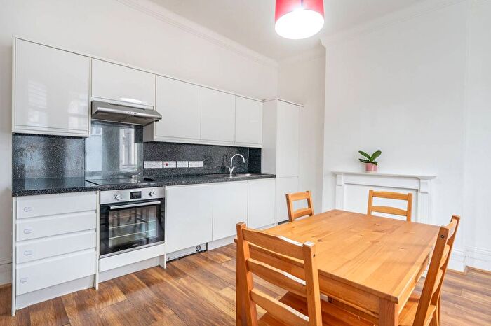 3 Bedroom Flat To Rent In Inman Road, Willesden, London, NW10