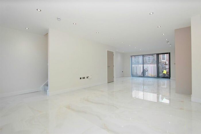 2 Bedroom Town House To Rent In High Street, Uxbridge, UB8