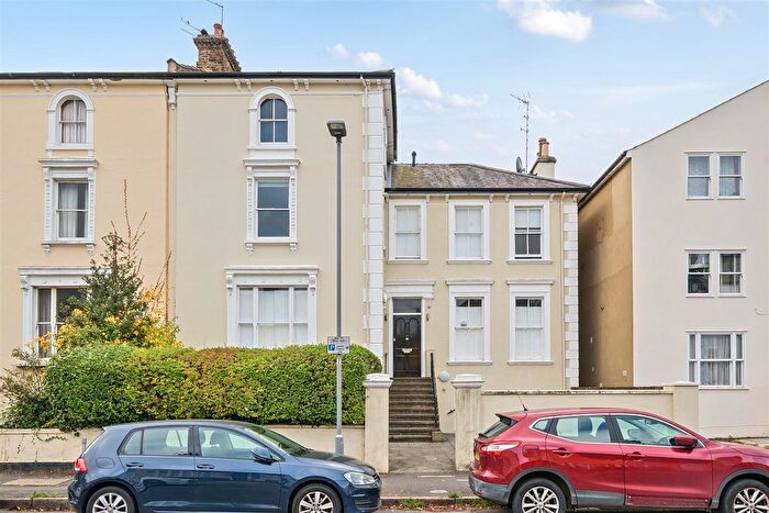 1 Bedroom Flat For Sale In Cadogan Road, Surbiton, KT6