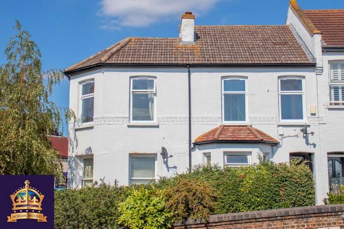 2 Bedroom Flat To Rent In High Street, Benfleet, SS7