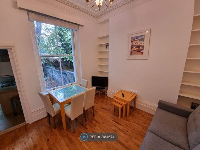 2 Bedroom Flat To Rent In Cambridge Gardens, London, W10