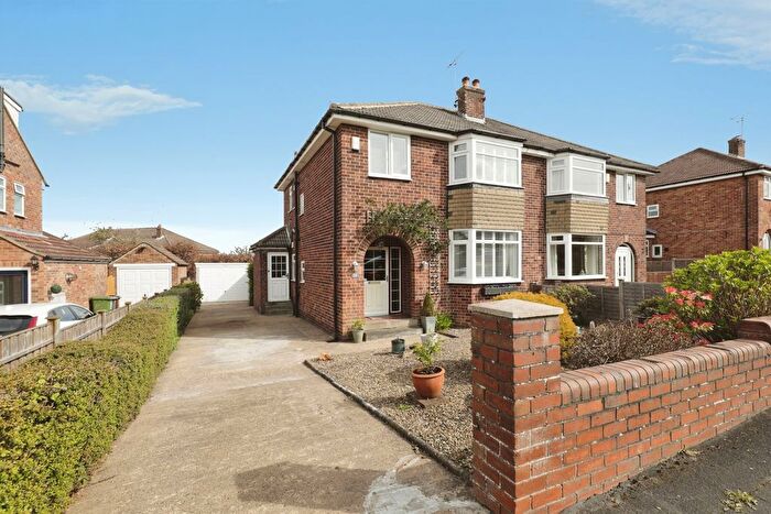 3 Bedroom Semi Detached House For Sale In Primley Park Lane, Leeds, LS17