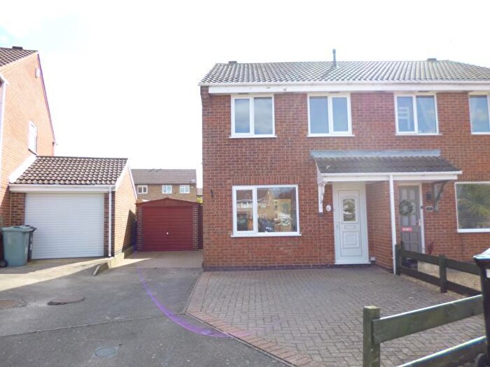 3 Bedroom Semi-Detached House To Rent In Lindrick Close, NG31