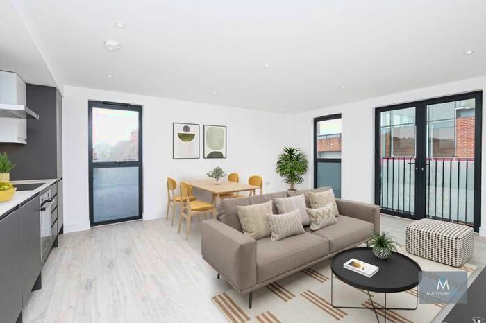 2 Bedroom Flat To Rent In High Road, Loughton IG10