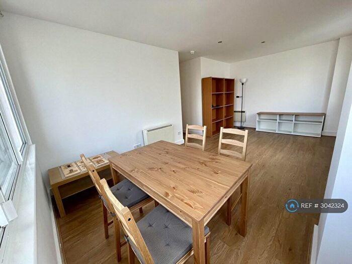 2 Bedroom Flat To Rent In Skyline Plaza Building, London, E1