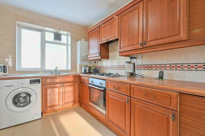 3 Bedroom Flat To Rent In Clandon House, Kingston Hill, Kingston Upon Thames, KT2