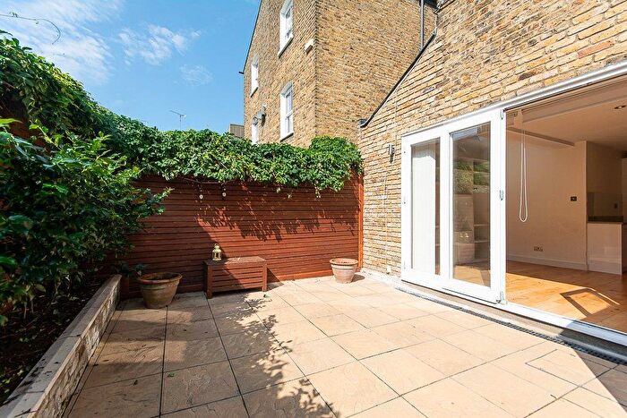 2 Bedroom Flat To Rent In Broomwood Road, London, SW11