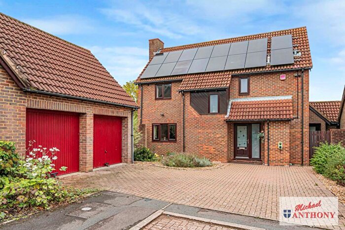 4 Bedroom Detached House For Sale In Fountaine Close, Great Linford, Milton Keynes, MK14