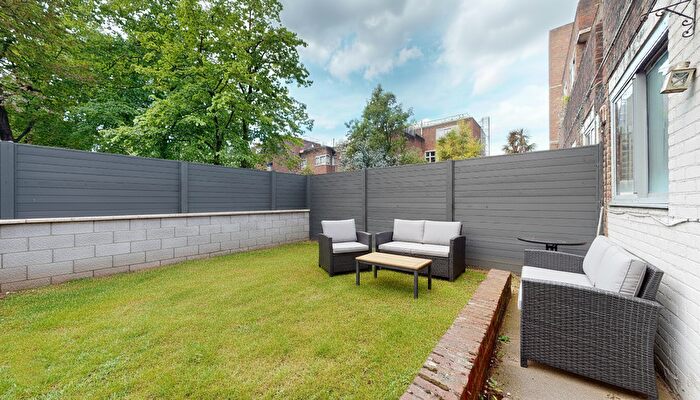 3 Bedroom Flat To Rent In Kensington, London, W11