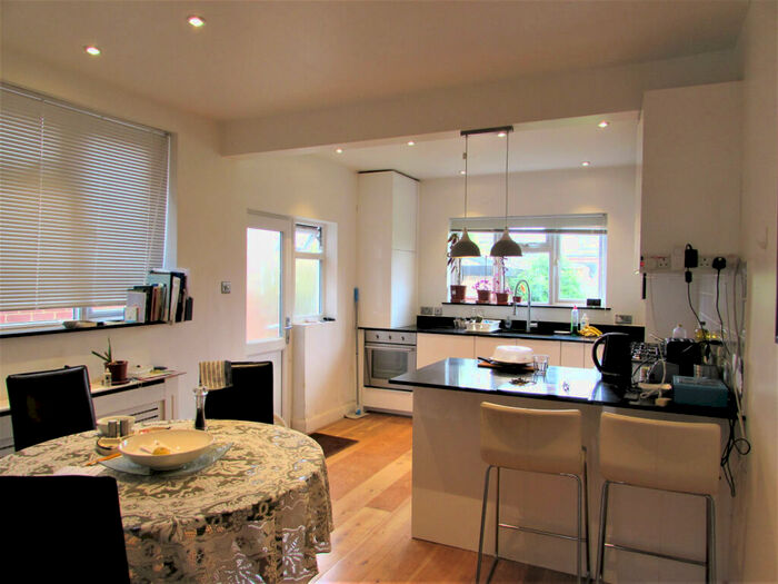 4 Bedroom Semi-Detached House To Rent In Valley Drive, London, NW9