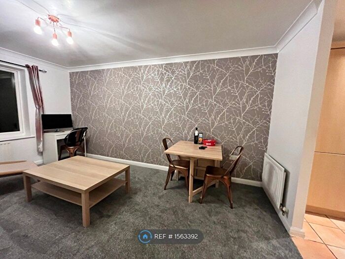 2 Bedroom Flat To Rent In Iliffe Close, Reading, RG1