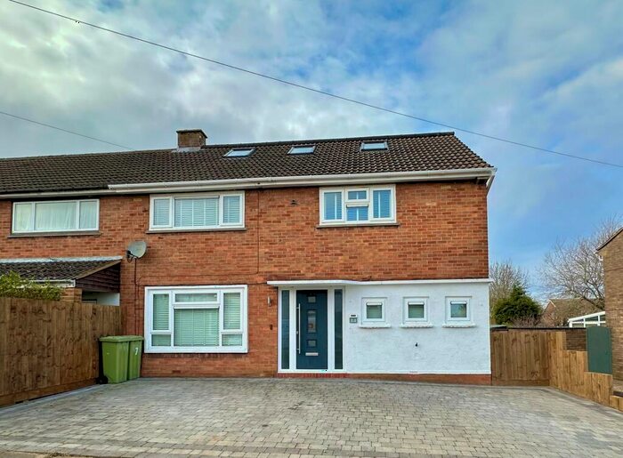 5 Bedroom Semi-Detached House To Rent In Kennet Drive, Bletchley, MK3