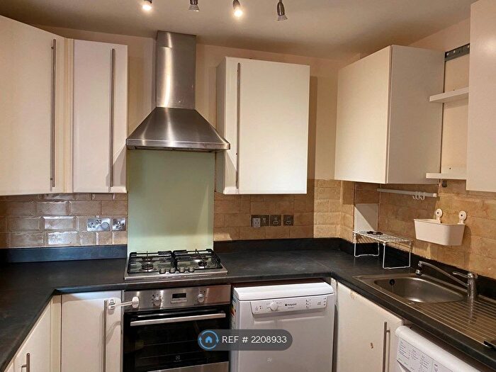 2 Bedroom Flat To Rent In Dewhurst Court, Hounslow, TW3