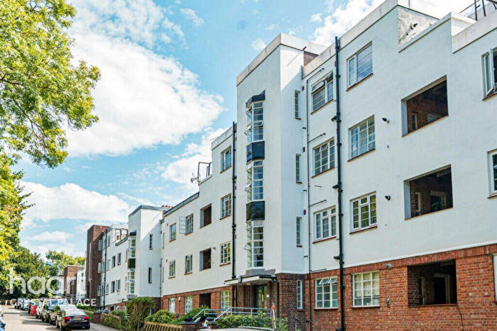 2 Bedroom Apartment For Sale In Beulah Hill, London, SE19